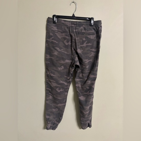 Athleta Farallon Joggers Olive Green Camoflague Print Size 8 Medium Camo - Picture 2 of 7